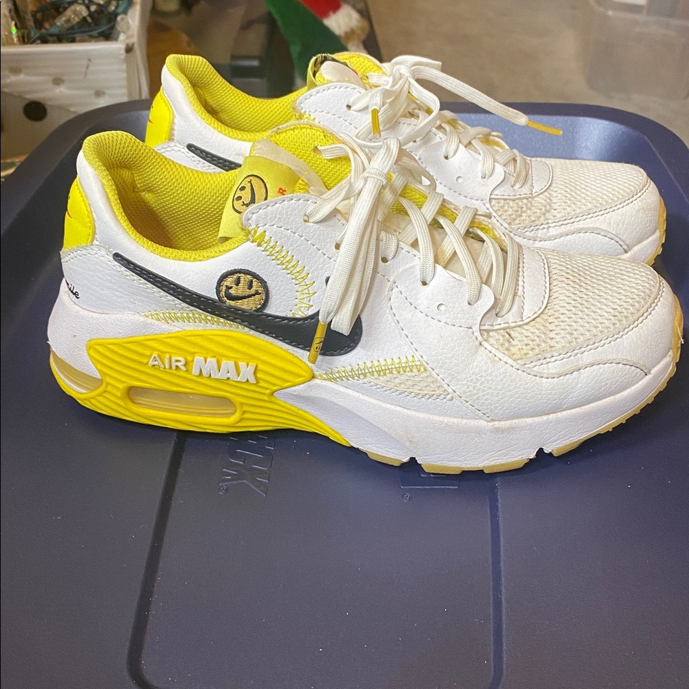 Nike 'Go the extra smile' Air Max Low-Top Sneakers with Black Smile Face Swoosh